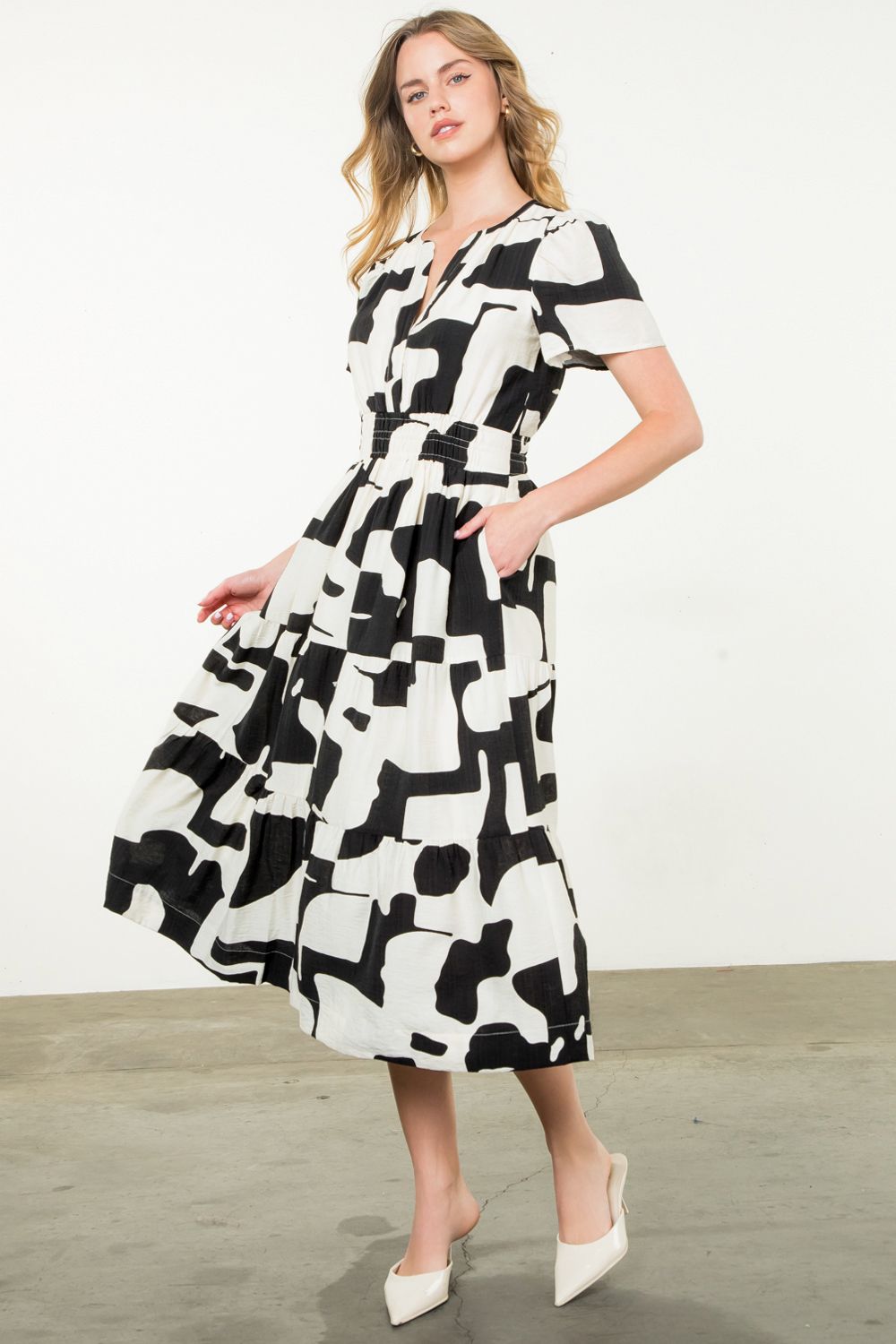Short Sleeve Tiered Print Dress - Black