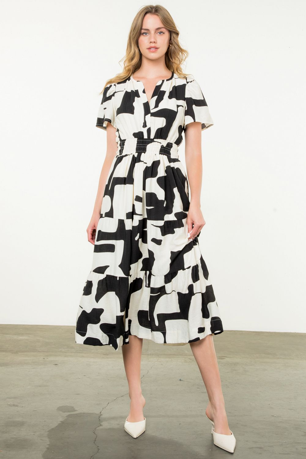 Short Sleeve Tiered Print Dress - Black