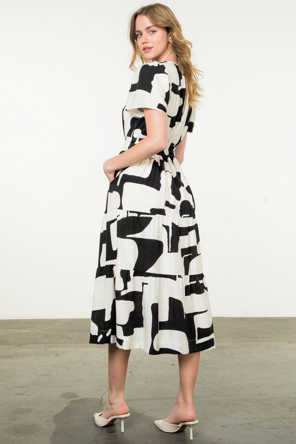 Short Sleeve Tiered Print Dress - Black