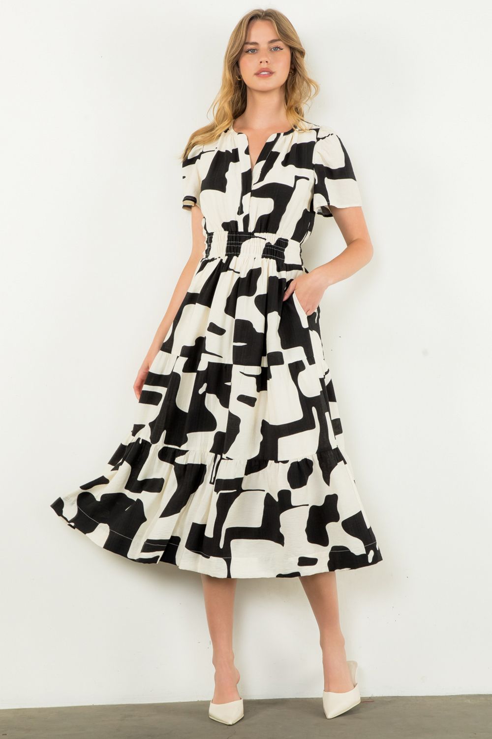 Short Sleeve Tiered Print Dress - Black